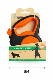 Vista frontal del empaque de la Correa Extensible PetBaby de 5 metros en color naranja y negro. El diseño del envase muestra una silueta de una persona paseando a su perro y resalta claramente la longitud de 5M, indicando que es una herramienta de paseo con auto-control.