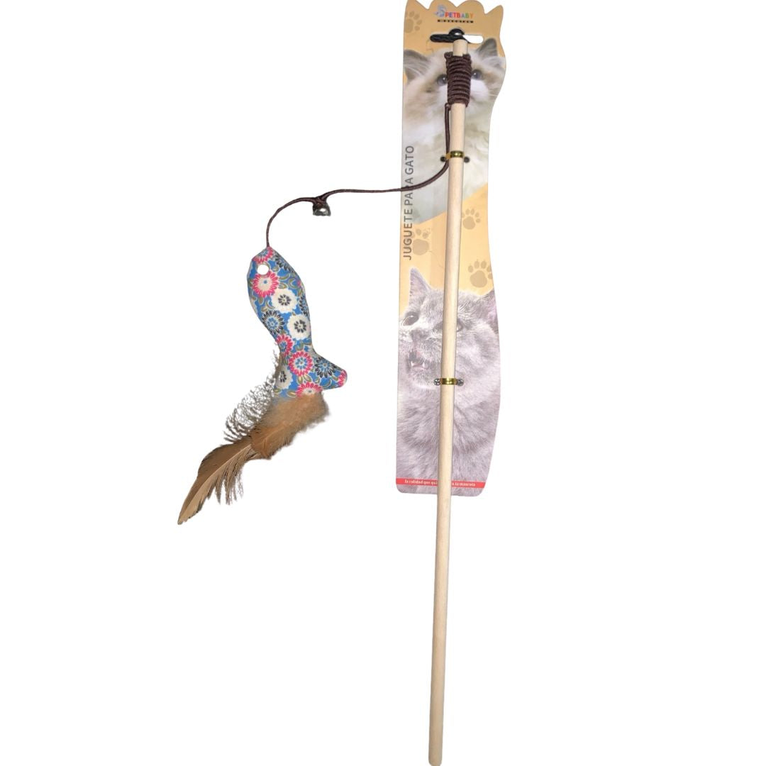 Juguete interactivo para gatos tipo varita con vara de madera natural. Incluye un colgante unido por una cuerda que consiste en un pez de tela azul con coloridos diseños de puntos y plumas naturales café en la base, diseñado para estimular el instinto de caza y proporcionar ejercicio a los felinos.
