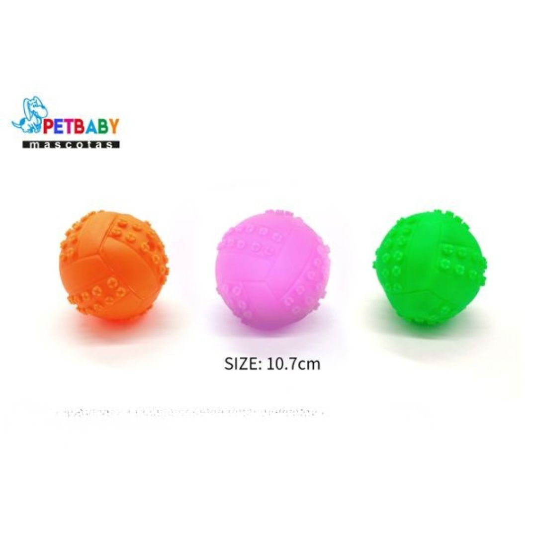 Vista de las pelotas de goma resistentes PetBaby de 10.7cm disponibles en tres colores vibrantes: naranja, rosado y verde. Se muestra la variedad cromática de este juguete diseñado para ser visible y entretenido para perros de diversos tamaños.