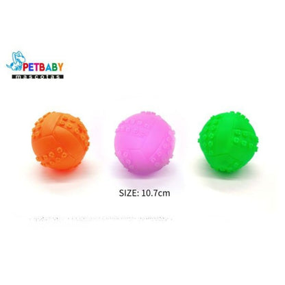 Vista de las pelotas de goma resistentes PetBaby de 10.7cm disponibles en tres colores vibrantes: naranja, rosado y verde. Se muestra la variedad cromática de este juguete diseñado para ser visible y entretenido para perros de diversos tamaños.