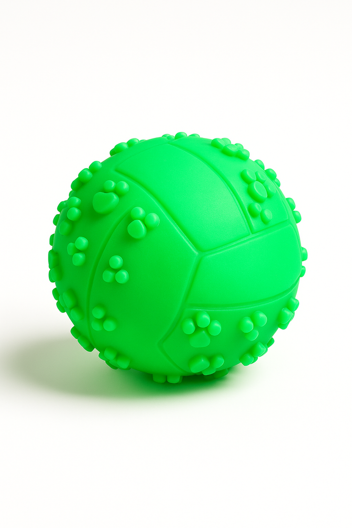 Pelota de goma resistente para perros de color verde brillante con texturas de pequeñas huellas y protuberancias diseñadas para el masaje dental. El diseño es robusto y duradero, ideal para sesiones de juego intenso y búsqueda.