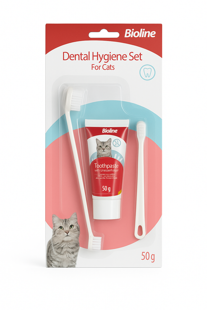 Vista frontal del Dental Hygiene Set for Cats de la marca Bioline. El kit de 3 piezas incluye un cepillo de dientes de mango largo con dos cabezales, un cepillo de silicona para el dedo y un tubo de pasta dental de 50g con sabor a queso, todo presentado en un empaque blister rojo y blanco.