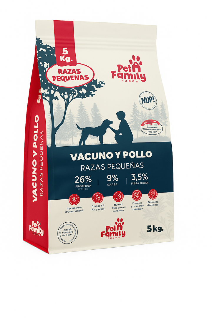 Saco de 5kg de alimento PetFamily para perros adultos de razas pequeñas, sabor vacuno y pollo. El diseño del envase destaca un 26% de proteína, 9% de grasa y 3.5% de fibra, con ilustraciones de un dueño junto a su perro en un entorno natural.