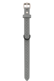 Collar de cuero genuino para mascotas PetBaby en color gris oscuro. Se muestra extendido resaltando su textura grabada en forma de rombos, hebilla metálica resistente y anillo en D para identificación o correa.