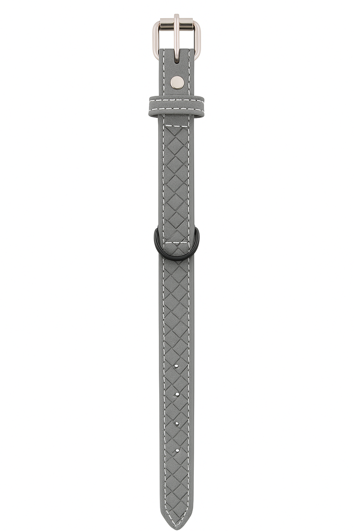 Collar de cuero genuino para mascotas PetBaby en color gris oscuro. Se muestra extendido resaltando su textura grabada en forma de rombos, hebilla metálica resistente y anillo en D para identificación o correa.