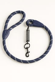 Correa para mascotas PetBaby de 1.2 metros en color azul oscuro con tejido reflectante de alta visibilidad. Se muestra el diseño de cuerda circular resistente y el mosquetón metálico de seguridad en color negro, ideal para paseos nocturnos seguros.