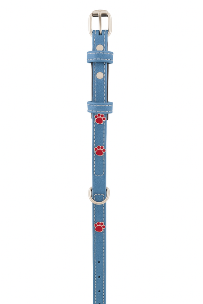 Collar de cuero genuino para perros PetBaby de color azul brillante con un diseño divertido de huellas de perro en color rojo. Se muestra extendido para apreciar la hebilla metálica ajustable de alta calidad y el anillo en D para enganchar la correa o placa de identificación.