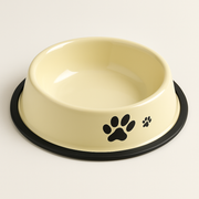 Plato para mascotas de talla mediana (M) con un diámetro de 14cm en color crema y decorado con huellas negras. Fabricado con un interior de acero inoxidable de alta calidad y una base de goma antideslizante negra para asegurar la estabilidad durante la alimentación.