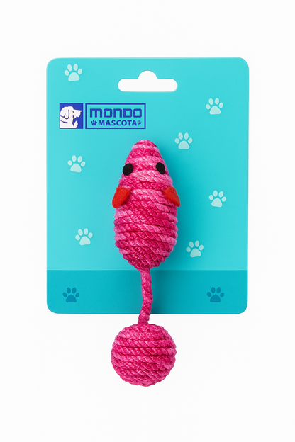 Variante del juguete para gatos con forma de ratón en color rosado fucsia, con cuerpo de cuerda trenzada y una pequeña pelota en el extremo de la cola para mayor diversión. Es una opción duradera y colorida para estimular el instinto natural de juego de tu mascota.