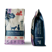 Imagen del alimento PetFamily de 15kg para perros adultos de todas las razas, sabor vacuno y pollo. Se muestran dos vistas del saco: una frontal que destaca el 26% de proteína y 9% de grasa, y otra lateral, ambas con el diseño característico en color azul y crema con ilustraciones naturales.