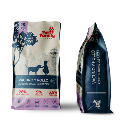 Imagen del alimento PetFamily de 15kg para perros adultos de todas las razas, sabor vacuno y pollo. Se muestran dos vistas del saco: una frontal que destaca el 26% de proteína y 9% de grasa, y otra lateral, ambas con el diseño característico en color azul y crema con ilustraciones naturales.